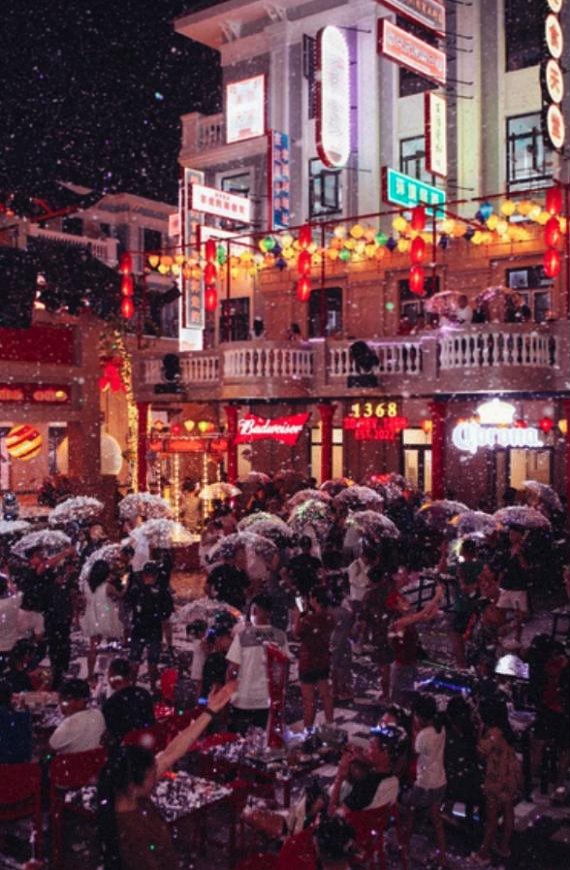 Lễ hội đêm với tuyết nhân tạo và đám đông