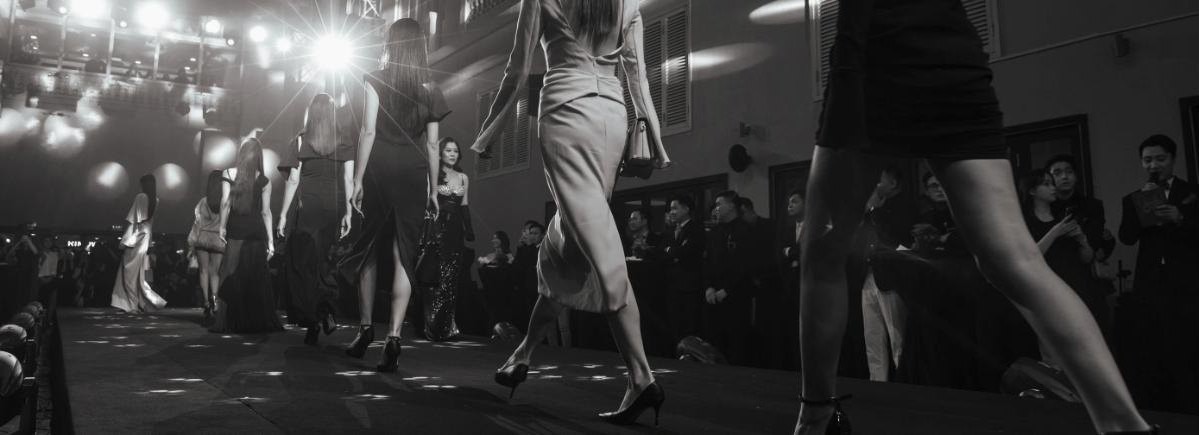 Người mẫu trên sàn catwalk, ảnh đen trắng