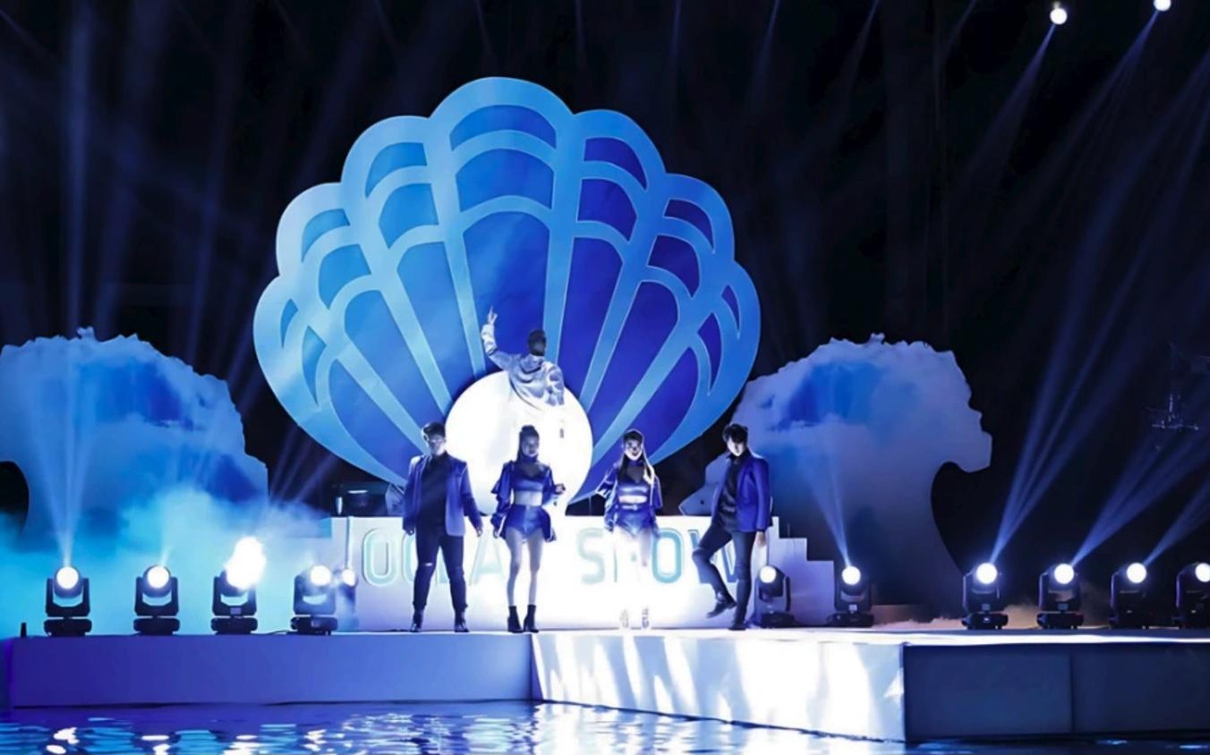 Sân khấu Ocean Show với vỏ sò khổng lồ và ánh sáng xanh